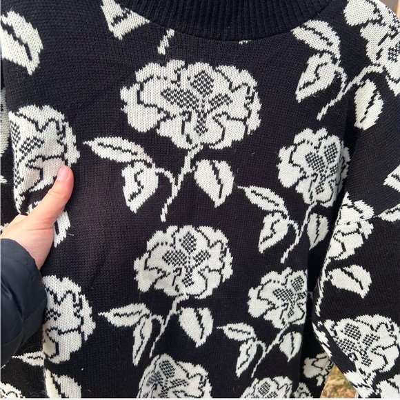 🌹GRAPHIC FLORAL SWEATER!🌹 - Picture 3 of 4